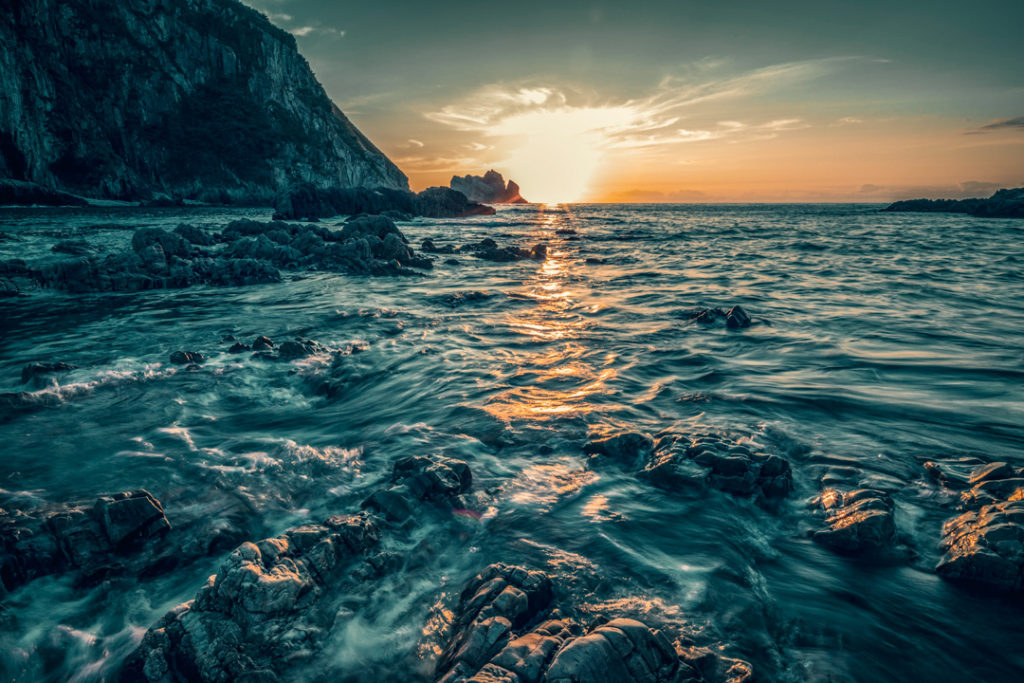 Coucher de soleil à la plage sauvage de la Gueirua, Côte des Asturies, Espagne.