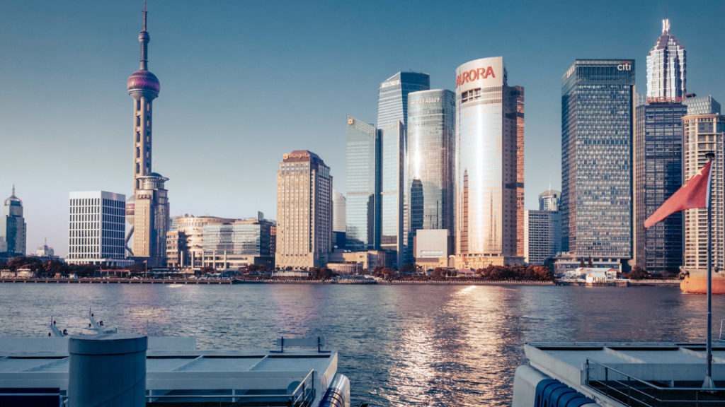 Vue des gratte-ciel du quartier des affaires de Shanghai depuis le Bound, Chine, été 2013.