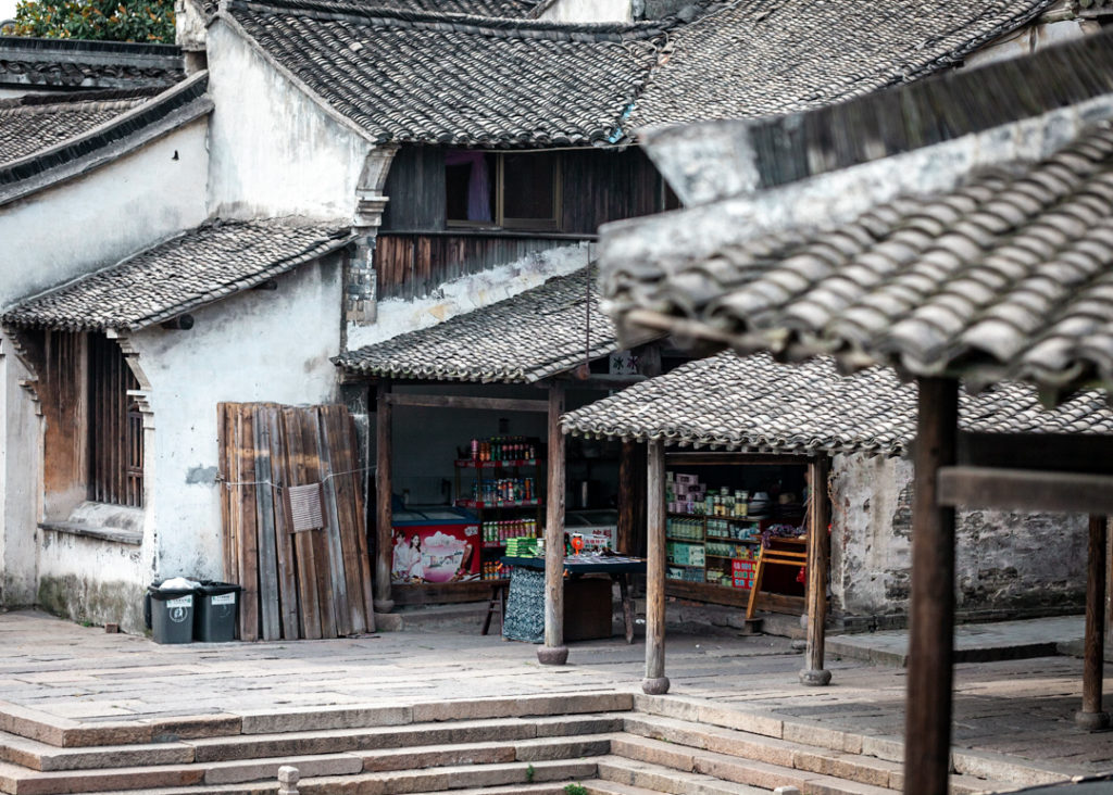 Petite boutique dans la ville pittoresque historique de Wuzhen, province du Zhejiang en Chine, au cours de l'été 2013.