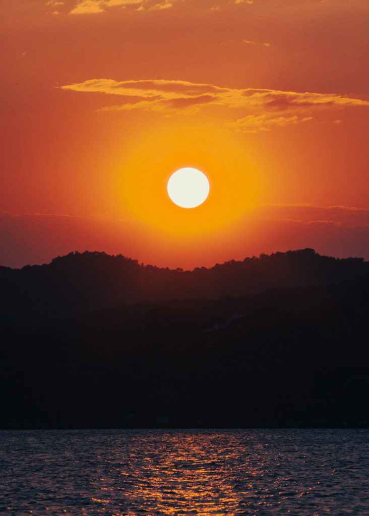 Coucher de soleil sur le lac de l'Ouest de Hangzhou dans la province du Zhejiang, en Chine, durant l'été 2013.