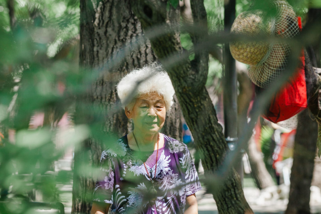 Femme senior pratiquant la sylvothérapie à Tianjin, Chine, été 2013.