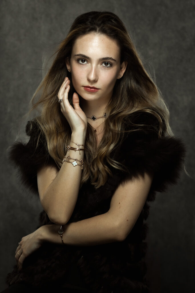 Retro-vintage portrait of Arielle in a Geneva studio, theatrical lighting.